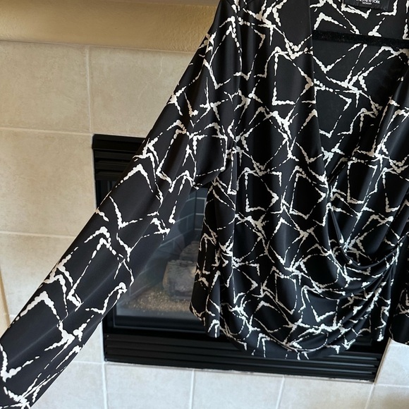 Jones New York Woman Wrap Top Black Ivory- Plus Size 1X - Picture 4 of 6